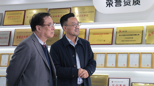 中國(guó)農(nóng)業(yè)科學(xué)院原院長(zhǎng)、中國(guó)農(nóng)業(yè)國(guó)際合作促進(jìn)會(huì)名譽(yù)會(huì)長(zhǎng)翟虎渠蒞臨托普云農(nóng)考察指導(dǎo)